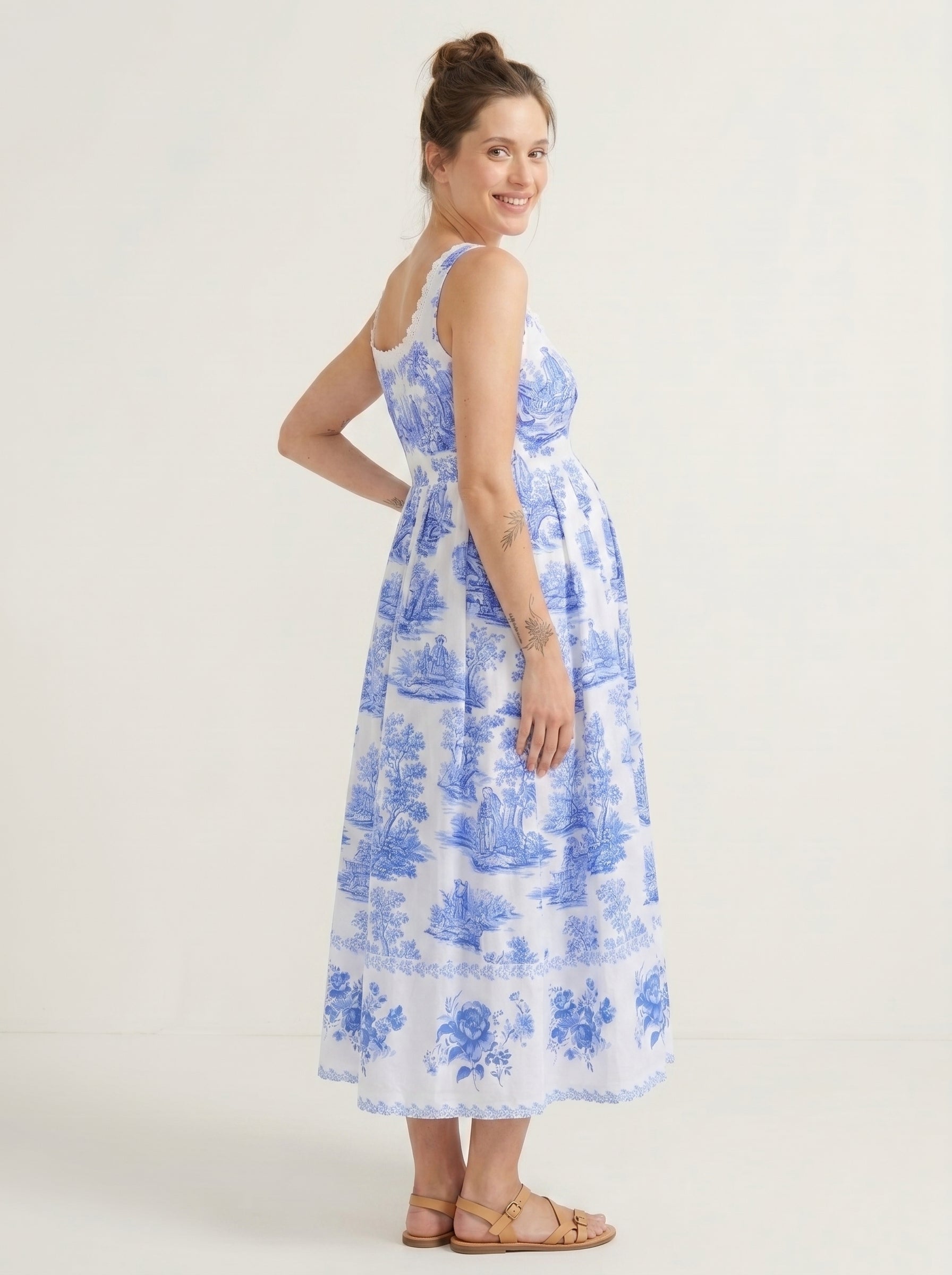 Vintage Toile Print Nursing-Friendly Sleeveless Maxi Dress
